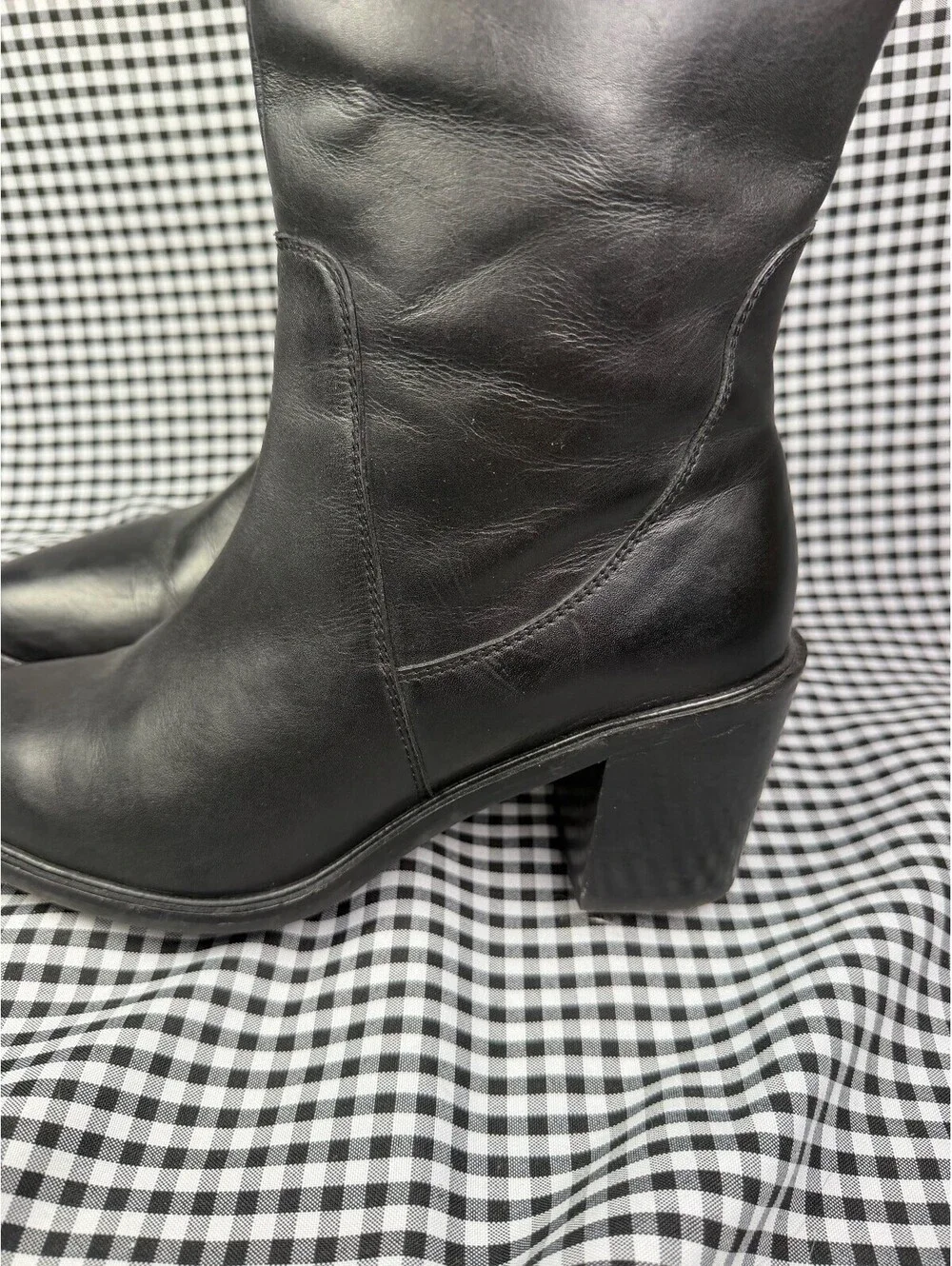 Seychelles sleek black